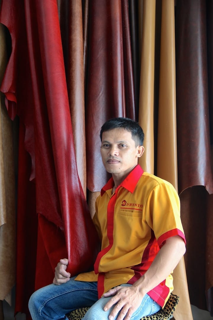 Anggota tim Dhenig memeriksa selembar kulit full-grain