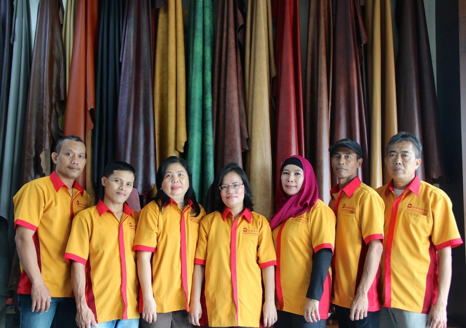 Tim Dhenig di showroom kulit