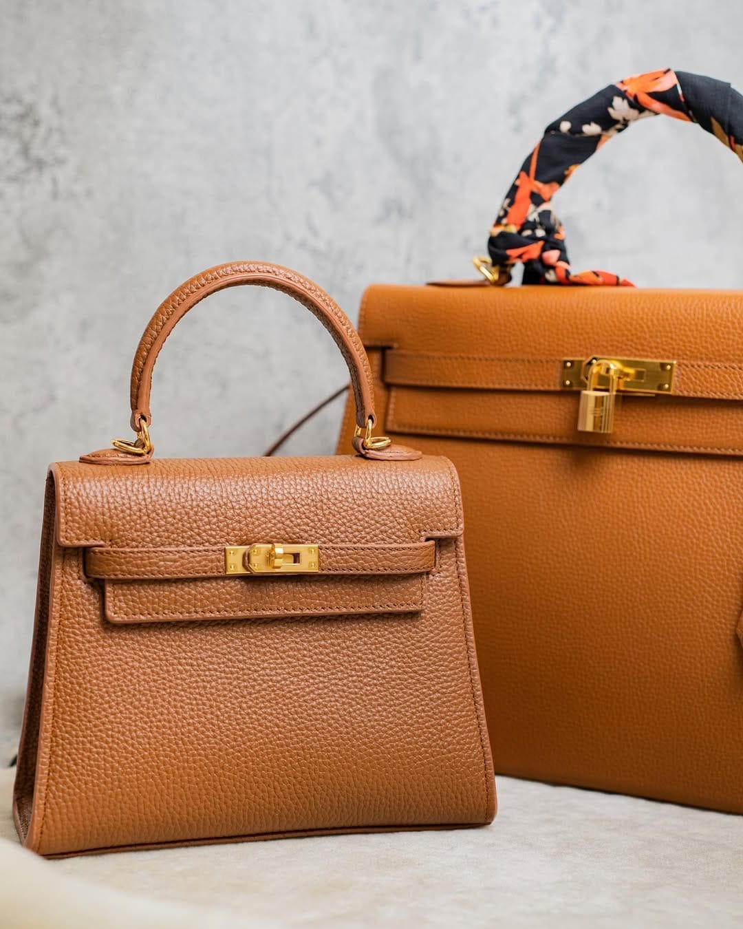 Tas top-handle custom dari kulit pebbled dengan hardware emas, dibuat sesuai pesanan oleh Dhenig